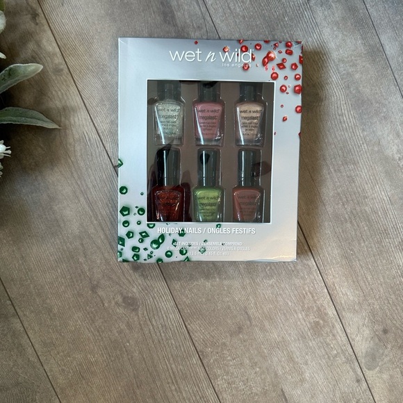 New Wet n Wild Holiday Nails Set - Multicolor Gift Box Set Set of 6 - Picture 7 of 8